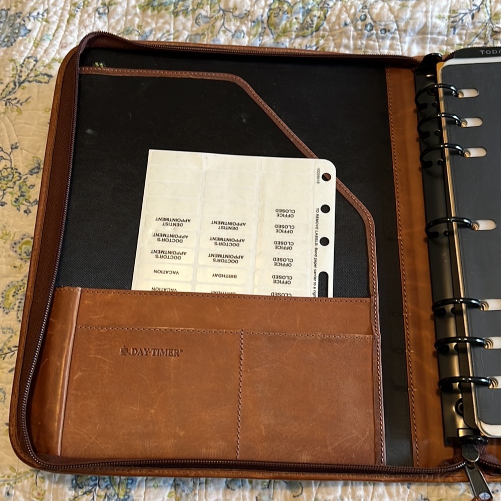 Vintage Day Timer brown leather planner/ folder. Zipper close. Nice worn leather